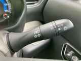 操作しやすい位置に配置されたウインカーレバーです。スムーズな操作で、安全な車線変更をサポートします。