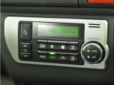 オートエアコンを装備しておりますので、四季を通じて車内を快適な温度に保つことが出来ます!高級感が有りますね!