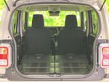 後部座席を倒せば、広々とした荷室空間が確保できます。大きな荷物も楽々積み込め、アウトドアやレジャーにも最適です。