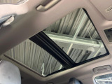 【大型サンルーフ】車内の解放感が一気に上がる大型のパノラマルーフ!季節を問わず開放的で快適なドライブをお楽しみいただけます。流通量も少なく希少価値の高い人気の装備です♪