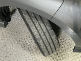 安全に走行するためには空気圧の確認をはじめ溝の深さ、ひび割れの等の点検が必要です。点検時に交換が必要と判断した場合は交換いたします。