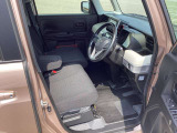 【ベンチシート】ラブラブ!(笑)で、運転席・助手席の行き来もしやすく、駐車時に便利☆また開放感もいいですね!一度体感されるとクセになりますよ(^^)