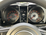 視認性の高いメーターで、走行状況を的確に把握できます。運転に集中できるシンプルなデザインが魅力です。情報を一目で確認できます。