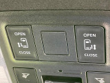 【両側パワースライドドア】スマートキーや運転席のスイッチで後席両側スライドドアの開閉が可能♪電動だから力を入れてドアを開ける必要が無く、小さなお子様でも簡単に開け閉めでき快適です♪