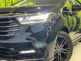 【シーケンシャルターンランプ付きLEDヘッドライト】人気の『流れるウィンカー』付きのLEDヘッドライトを装備♪高級感はもちろん、点灯時は存在感たっぷりで他車からも認識されやすく安心です。