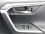 運転席シートポジションメモリーでスイッチを押すだけでシートが設定したポジションに動くので便利です!