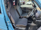 正しい姿勢で運転できるように体幹の腰部をしっかりささえるようデザインされているシートです。素材、シート形状を研究することでフィット感を高めつつ、優れた快適性を実現しています。