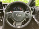 握りやすいステアリングは、操作性を高め、運転の楽しさを向上。ステッチが施されたデザインは、上質な雰囲気を醸し出しています。