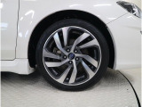 純正18インチアルミホイール装備・タイヤサイズ225/45R18。ご納車前に4輪全て弊社指定銘柄の新品タイヤへ交換いたします。