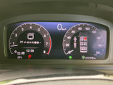 視認性の高いメーター類が、運転に必要な情報を分かりやすく表示します。運転状況を常に把握でき、安全運転をサポートするだけでなく、洗練されたデザインも魅力です。