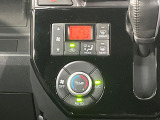 【オートエアコン】一度お好みの温度に設定すれば、車内の温度を検知し風量や温度を自動で調整。暑い&hellip;寒い&hellip;と何度もスイッチ操作をする必要はありません。快適な車内空間には必須の機能ですね♪