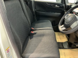 ベンチシートは、運転席と助手席の移動もスムーズ! 狭い駐車場での乗り降りや、お子様の乗り降りにも便利です。