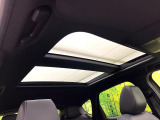 【パノラマサンルーフ】車内の解放感が一気に上がる大型のパノラマルーフ!季節を問わず開放的で快適なドライブをお楽しみいただけます。流通量も少なく希少価値の高い人気の装備です♪