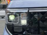 【LEDヘッドランプ】鮮やかな白色光で、クリアな視界を確保するLEDヘッドランプ装備