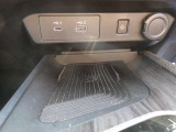 ワイヤレス充電器・USB端子(A・C)付きです。