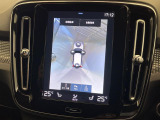 【360&deg;ビューカメラ】4台の高解像度カメラで360度の鳥瞰図を表示。隣の車や壁、死角にある障害物などを画面で確認できるため、狭いスペースでの駐車・出入りも安心です。