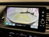 リバースギアに入れるだけで後方の表示へ切り替わります。夜間や雨の日の駐車も楽になりますよ。