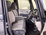 【ベンチシート】運転席と助手席の移動もスムーズ!狭い駐車場での乗り降りや、お子様の乗り降りにも便利です。座席の間にコンソールボックスやドリンクホルダーがないため、車内空間が広く感じます。