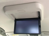 【後席モニター】家族や友人とお出かけする機会が多い方に大人気の後席モニターを装備!見やすい位置に画面がありテレビやDVDの視聴も快適!友達もお子様も、後席にしか乗らなくなるかも??