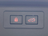 【パワーバックドア】スマートキーや運転席のボタンを押すだけでリアゲートが自動で開閉します!荷物を持っている時や、高い位置にあるバックドアを閉める際に便利な機能です♪