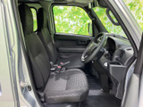 運転席からの視界は良好で、運転操作もスムーズに行えます。快適なドライブをサポートする空間です。