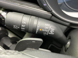 雨天時でもクリアな視界を確保できるワイパーレバー。運転中の安全性を高める重要な機能です。
