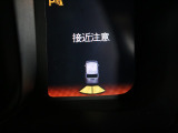 【パーキングセンサー】センサーが周辺の障害物を検知。音とディスプレー表示で障害物との距離をお知らせし、ドライバーに注意を促します。バックでの駐車時や狭い駐車場での出庫時などに役立ちます。