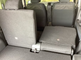 リアシートは簡単に倒すことができるので、ラゲッジルームも広がります。