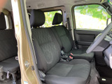 運転席周りはシンプルで使いやすく、運転に集中できます。シートの形状も座り心地を追求した快適な設計です。