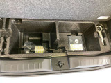 たっぷり20Lの荷室床下収納を用意しております。