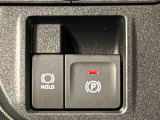 指先だけで簡単に操作が可能な電動パーキングブレーキを採用。「HOLD」スイッチを押すと、渋滞や信号待ちなどでブレーキペダルから足を離しても、ブレーキを保持するので安心です