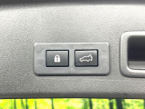 【パワーバックドア】スマートキーや運転席のボタンを押すだけでリアゲートが自動で開閉します!荷物を持っている時や、高い位置にあるバックドアを閉める際に便利な機能です♪