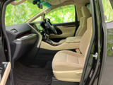 運転席からの眺めは良好で、運転に集中できます。操作しやすい配置になっているので、快適なドライビングを楽しめます。安全で快適なカーライフを。