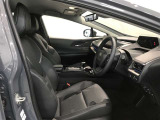 高いホールド性で運転姿勢が安定します。長距離ドライブでも疲れにくいのが魅力です。快適なドライビングライフをお送りください♪