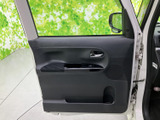 運転席まわりの空間は広々としており、ゆったりと運転姿勢を取れます。操作しやすい位置にスイッチ類が配置されています。