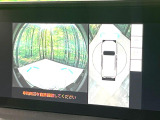 【パノラミックビューモニター】専用のカメラにより、上から見下ろしたような視点で360度クルマの周囲を確認することができます☆死角部分も確認しやすく、狭い場所での切り返しや駐車もスムーズに行えます。