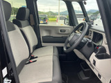 広々とした室内空間は、ドライバーにも快適な座り心地。運転しやすいシートポジションで、長距離運転も疲れにくいです。明るい室内は、開放感を与えます。