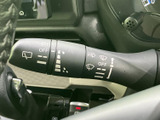 雨の日の視界を確保するワイパーレバーです。雨量に合わせて調整でき、快適な運転をサポートします。