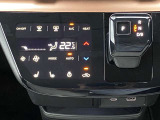 オートエアコン搭載車です。風量を自動で調節します。