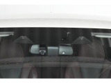 EyeSight(アイサイト)は、世界で初めてステレオカメラのみで、全車速追従クルーズコントロール機能や歩行者、自転車をも対象としたプリクラッシュセーフティ機能を実現したシステムです。