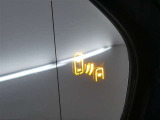 ブラインドスポットモニター装備。隣車線を走る車両を検知。ドアミラーでは確認しにくい後、側方エリアに存在する車両や急接近してくる車両も検知しドアミラーに搭載されたLEDインジケーターが点灯します。