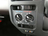 マニュアルエアコン装着です。夏は、快適に、冬でも車内の曇りを取ってくれるので安全です。