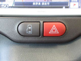運転席から操作できる、助手席側パワードアスイッチです。挟み込み防止装置付なので小さなお子様にも安心です。