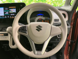 握りやすい形状のステアリングが、快適な運転をサポートします。オーディオや通話の操作もステアリングから手軽に行えます。