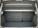 ■リアシートを倒せば、広いラゲージスペースが確保できますので、荷物の多い時は便利です!