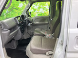 運転席はシンプルで機能的なデザインです。必要な情報をすぐに確認でき、安全運転をサポートします。