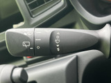 雨の日の視界を確保し、安全な運転をサポートします。操作も簡単で、すぐに最適な設定に調整できます。悪天候時も安心です。