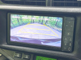 【バックカメラ】駐車時に後方がリアルタイム映像で確認できます。大型商業施設や立体駐車場での駐車時や、夜間のバック時に大活躍!運転スキルに関わらず、今や必須となった装備のひとつです!