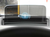 ヘッドアップディスプレイには、現在の速度や制限速度などが表示されるため、目線を前方から外すことなく運転に集中することができます!