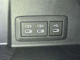 充電用USB端子付き。スマートフォンなどの充電に便利です。